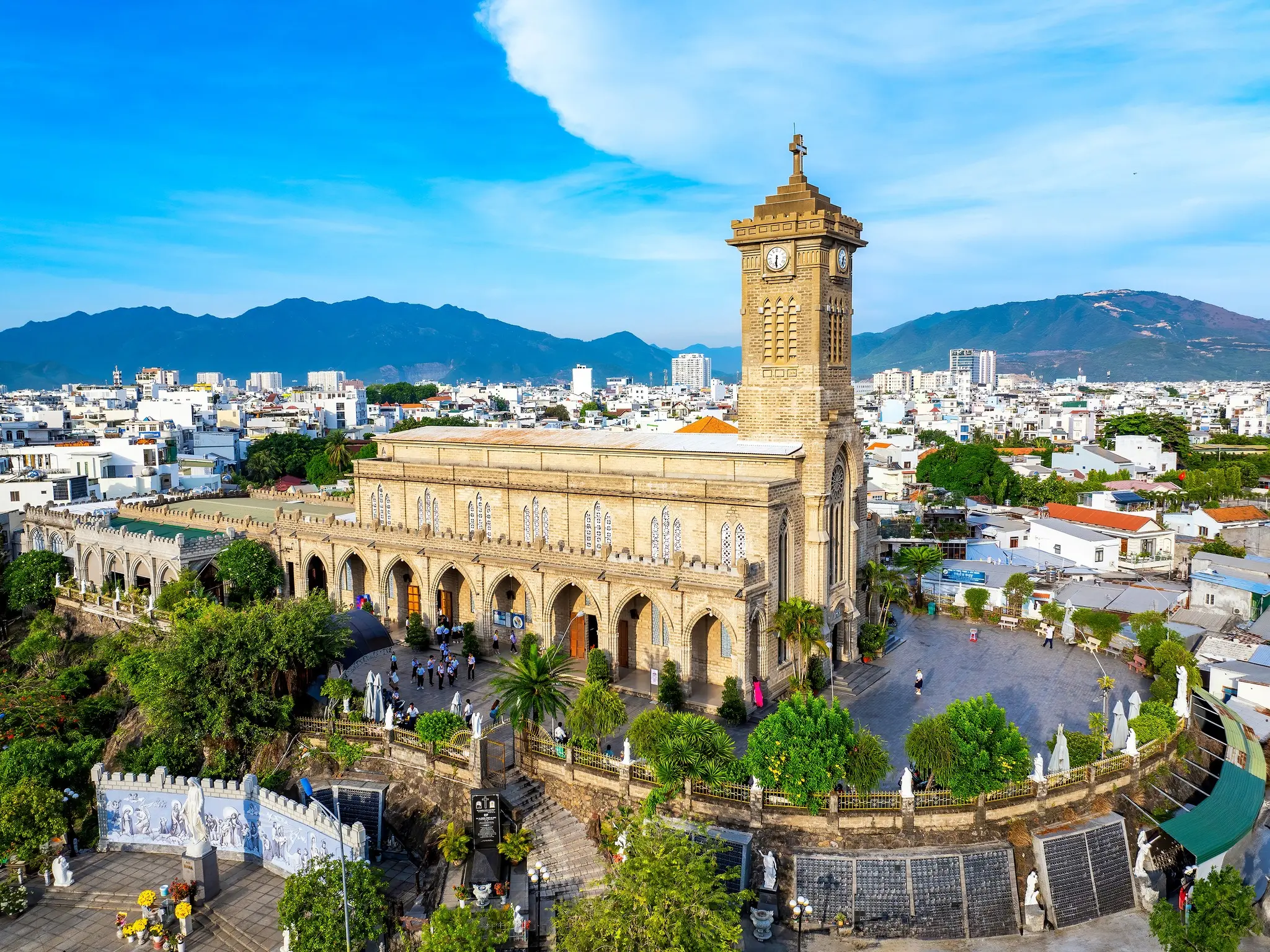 Nhà Thờ Núi Nha Trang: Kiệt Tác Gothic Giữa Lòng Phố Biển